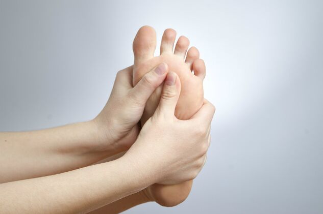 itchy feet caused by nail fungus