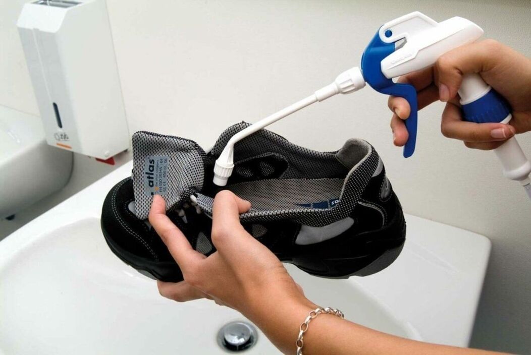 cleaning shoes with a sponge using a tool